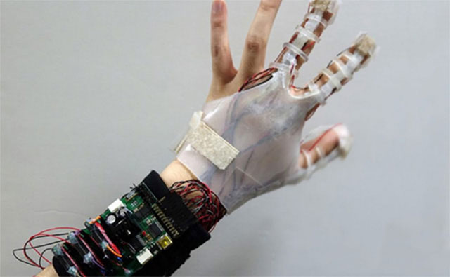 科学家研发硅胶VR手套，可自由扩展并允许用户感受压力