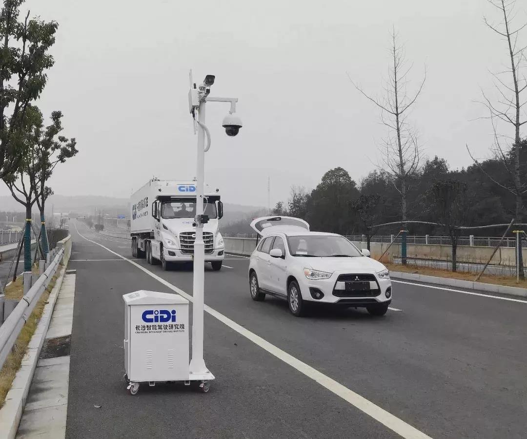 中国式自动驾驶攻坚战：冷静的车，热闹的路