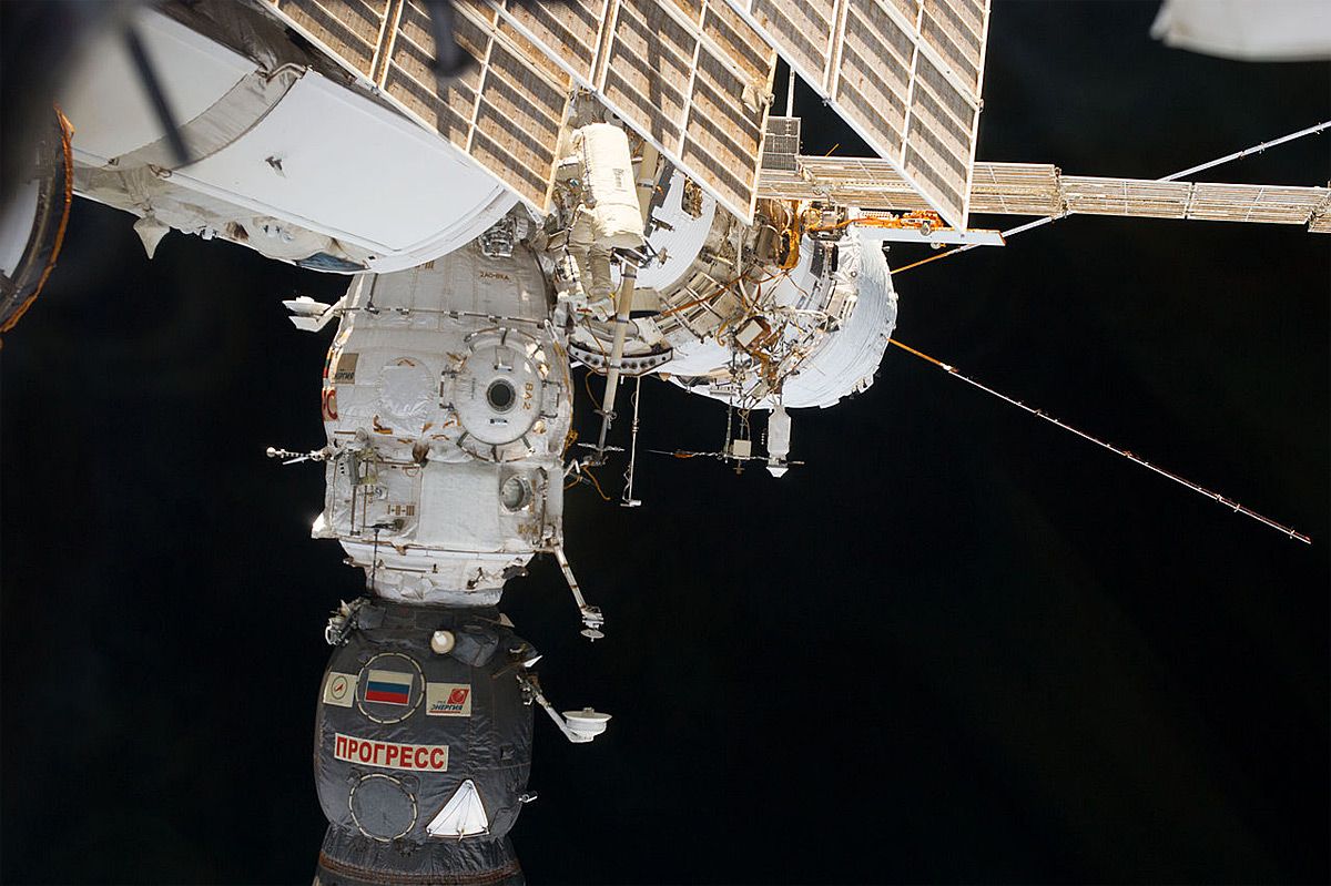 NASA惊出一身冷汗！国际空间站险被“鸽王”摧毁解体，24年来最严重事故