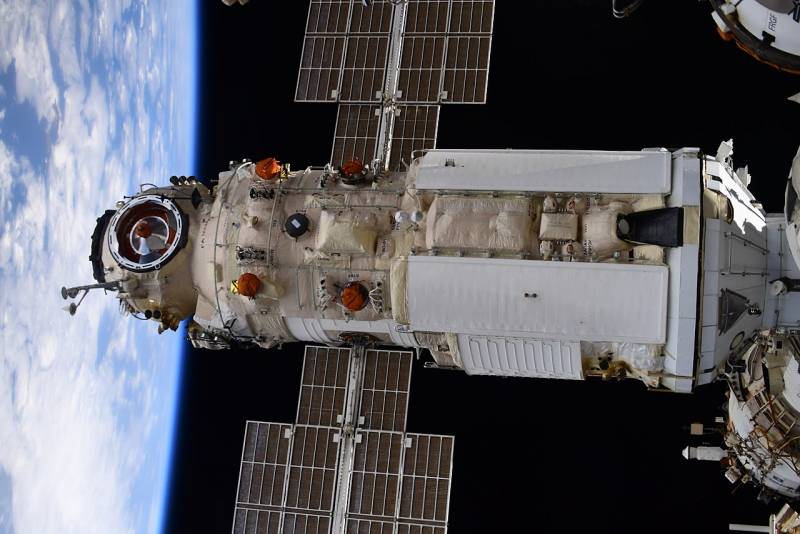 NASA惊出一身冷汗！国际空间站险被“鸽王”摧毁解体，24年来最严重事故