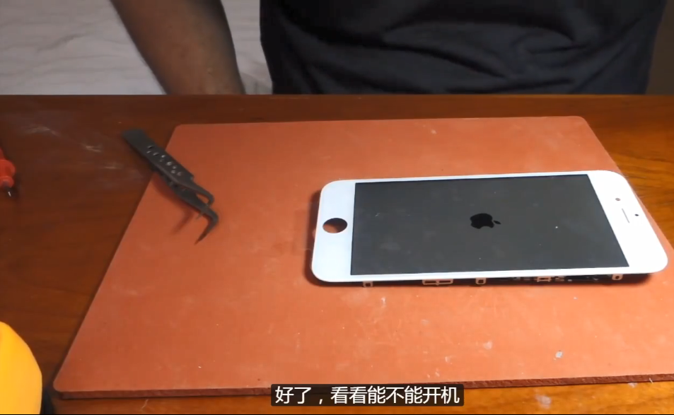 老外从中国海淘配件改造iPhone 12，网友：没有华强北改不了的手机