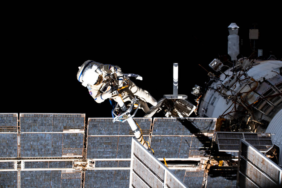 漏气了？俄罗斯宇航员在生活舱内发现裂缝！国际空间站还能撑多久？
