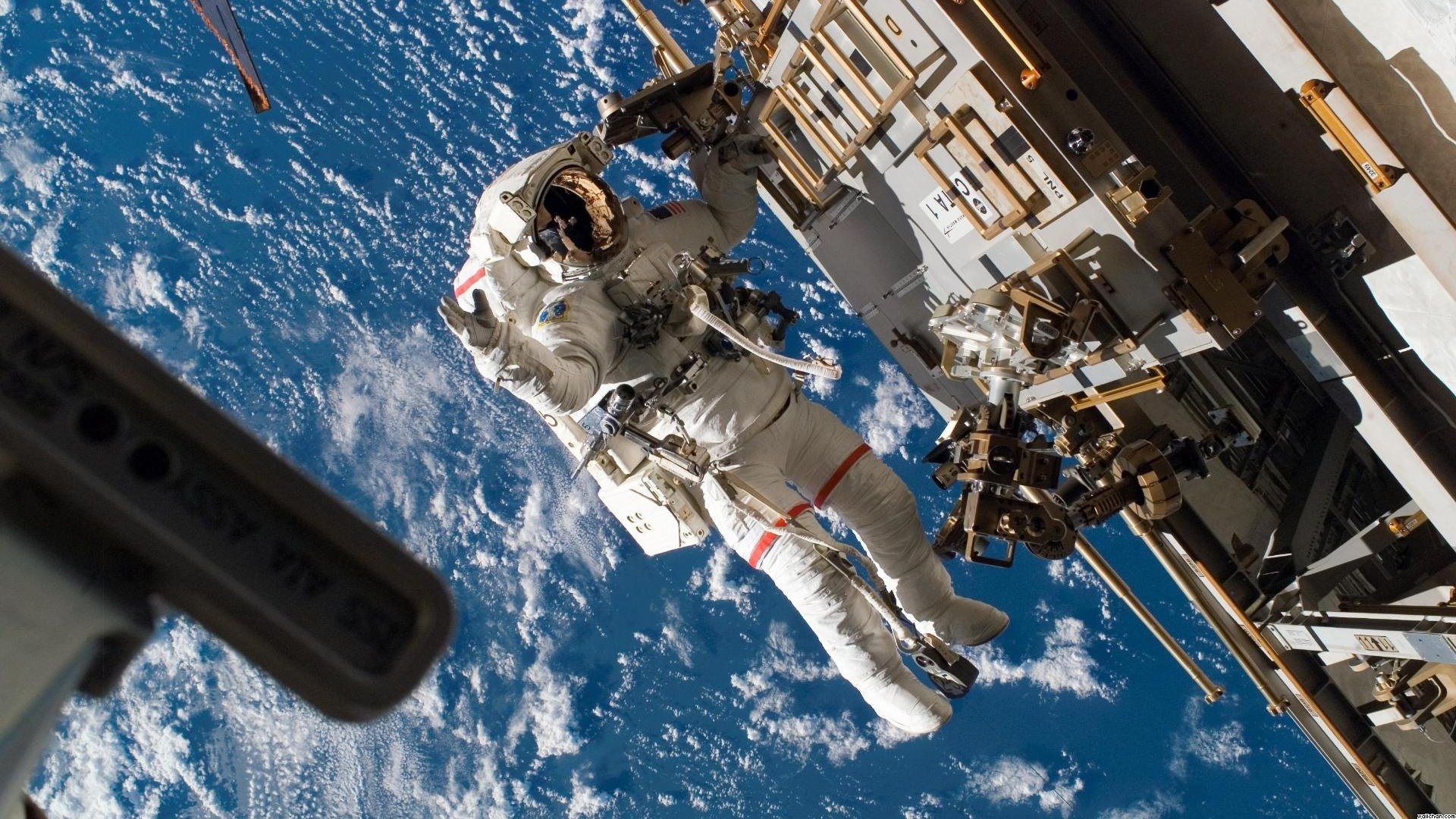 漏气了？俄罗斯宇航员在生活舱内发现裂缝！国际空间站还能撑多久？
