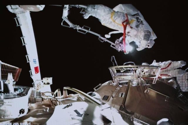神十三宇航员出舱成功，王亚平迈出中国女性太空行走第一步；特斯拉又被挖墙脚，加入苹果造车团队