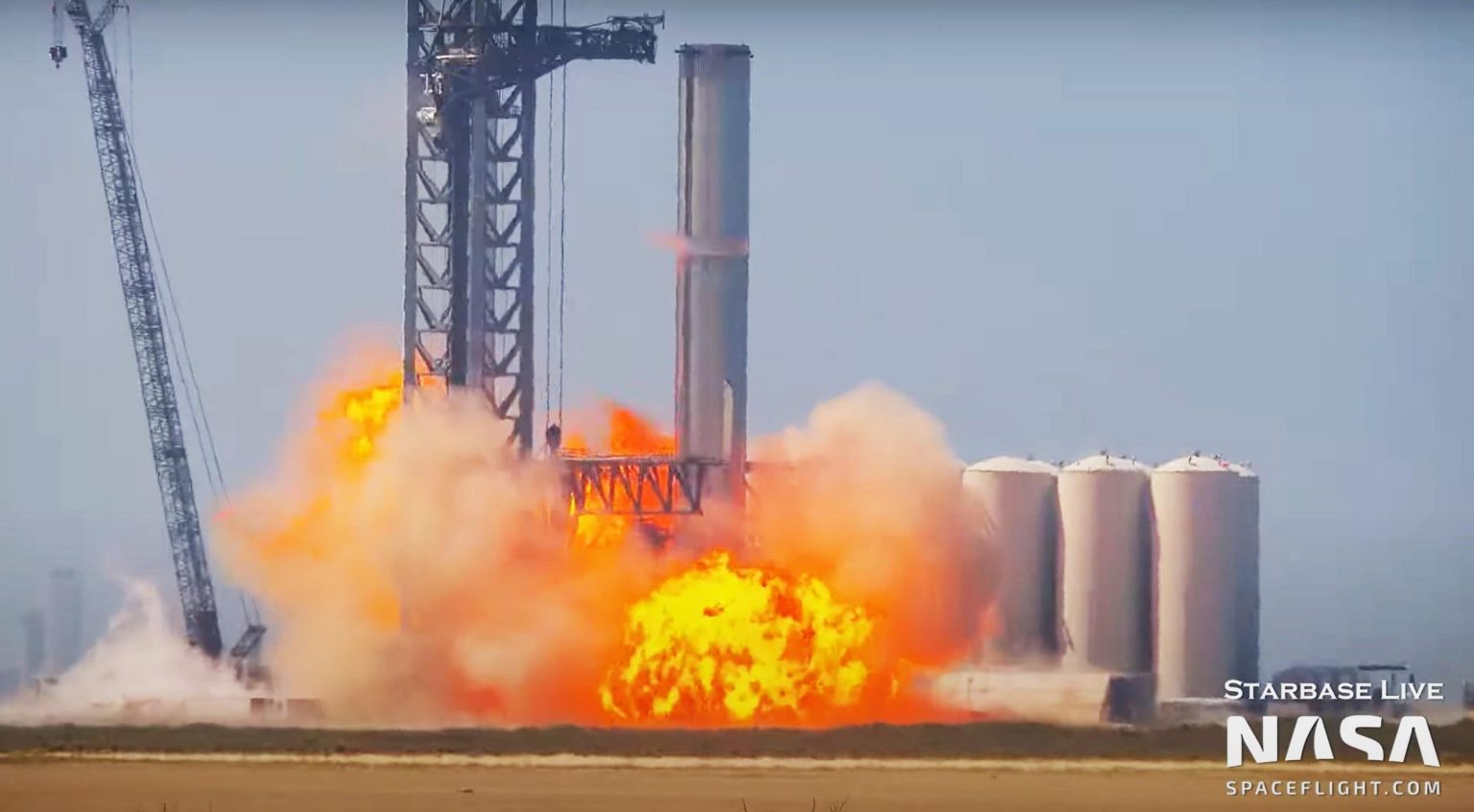損失慘重！SpaceX超級火箭剛起飛就爆炸，燃燒超1小時巨響堪比地震